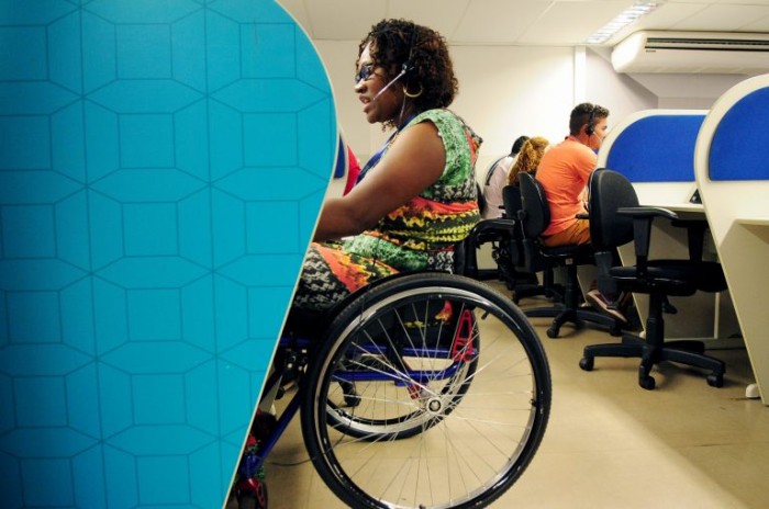 Lei reserva vagas em empresas com mais de 100 funcionários para pessoas com deficiência - (Foto: Pedro Ventura/Agência Brasília)