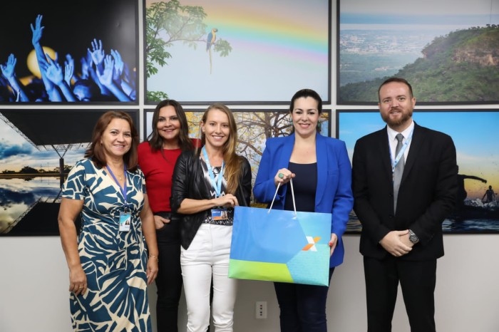 Prefeita de Palmas, Cinthia Ribeiro recebe dos representantes da Caixa Econômica Federal material de divulgação da instituição financeira - Fotógrafo:Divulgação