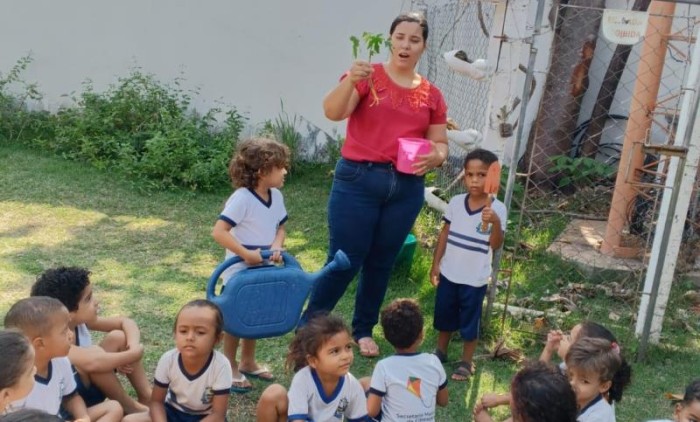 Crianças do Cmei Recanto Infantil durante atividade pedagógica voltada para a conscientização ambiental - Fotógrafo:Divulgação