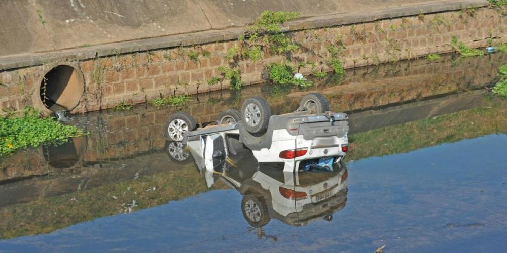Carro caiu no arroio Dilúvio, na Capital | Foto: Alina Souza