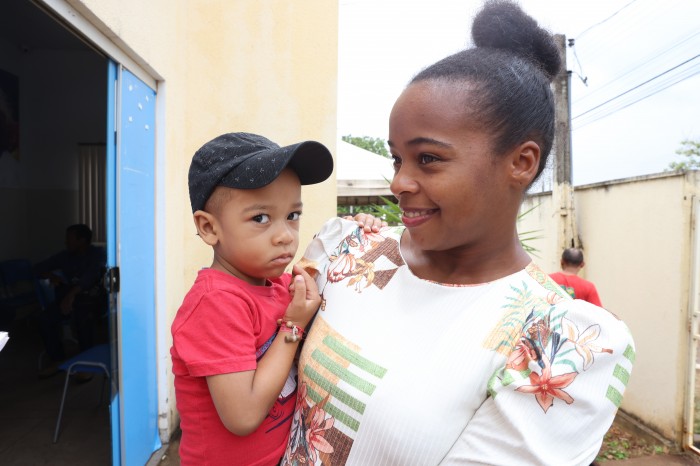 Jacileide Gomes procurou a USF Liberdade para verificar a caderneta de vacinação do Victor Emanuell Pereira Gomes, 2 anos - Fotógrafo:Lia Mara/Secom Palmas
