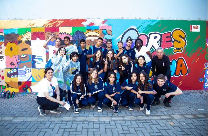 Cores do Amanhã com alunos e grafite da E.M. Maria Fausta Teixeira. Créditos: Carlos Pereira / Horizonte