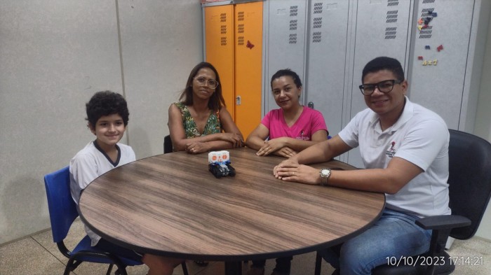 Professores da Sala de Recurso com aluno Kauã, que desenvolveu um carrinho de controle remoto com peças de lego - Fotógrafo:Divulgação