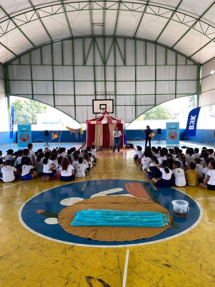 Alunos durante apresentação na Escola Thiago Barbosa - Fotógrafo:Divulgação