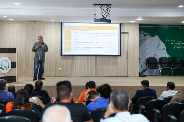 Engenheiro Ricardo Mendanha durante apresentação das proposições na 4ª Audiência Pública do PlanMob - Fotógrafo:Regiane Rocha/Secom Palmas