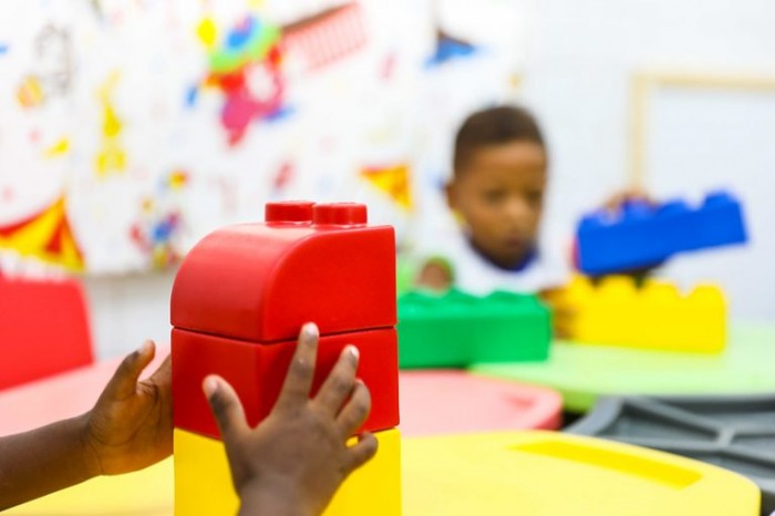 Mãe de criança que não consegue vaga em creche, geralmente, não consegue trabalhar fora - (Foto: Marcos Pastich/Prefeitura do Recife)