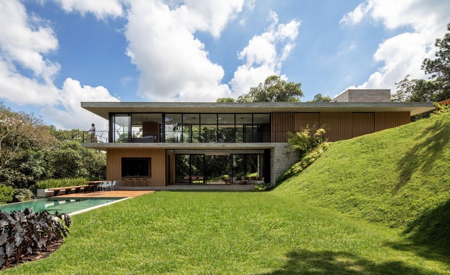 ÁREA EXTERNA | A casa construída em terreno com desnível possui três lajes e tem conexão direta com a piscina revestida de pedra Hijau da Palimanan Maira Acayaba / Divulgação | Produção: Simone Monteiro