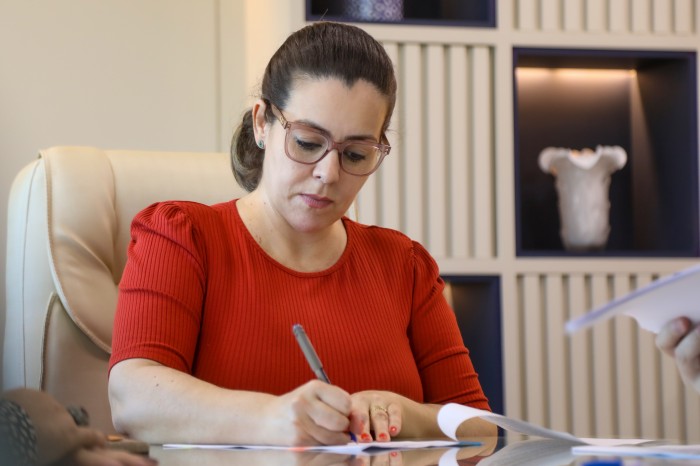 Prefeita Cinthia Ribeiro assinando em janeiro deste ano reajuste da data-base - Fotógrafo:Edu Fortes