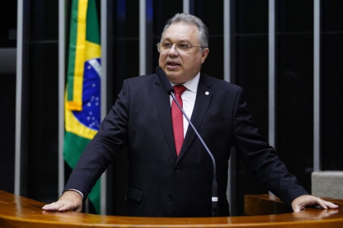 Florentino Neto recomendou a aprovação de substitutivo - (Foto: Pablo Valadares / Câmara dos Deputados)