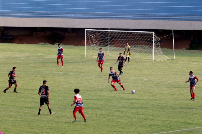 Real Park (uniforme vermelho) venceu a partida por dois 2x1 - Fotógrafo:Lia Mara/Secom Palmas