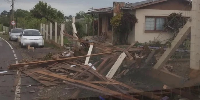 Centenas de casas ficam destelhadas em Santo Antônio da Patrulha após temporal | Foto: Marcelo Gaúcho / Prefeitura de Santo Antônio da Patrulha