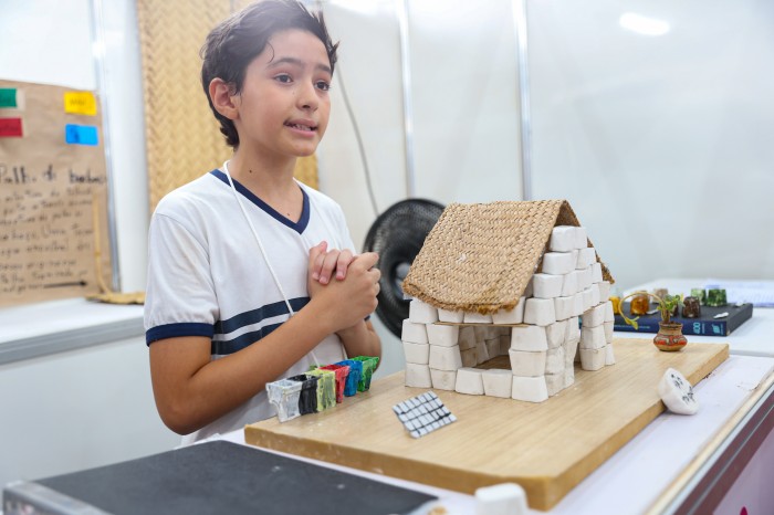 Casa ecológica feira com tijolos de gesso e telhado com palha de babaçu - Fotógrafo:Regiane Rocha/Prefeitura de Palmas