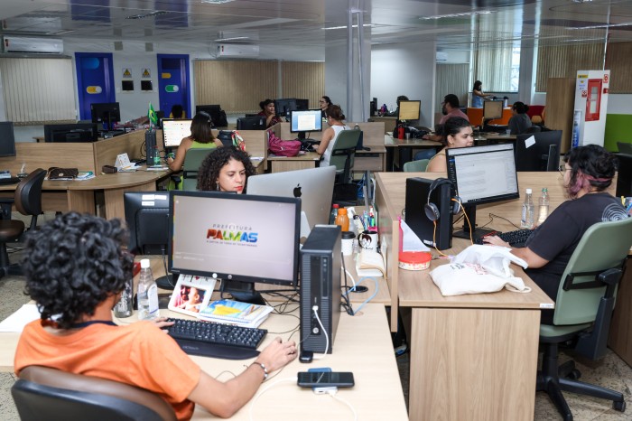 Profissionais da comunicação atuando na redação da Secom Palmas - Fotógrafo:Lia Mara/Secom Palmas