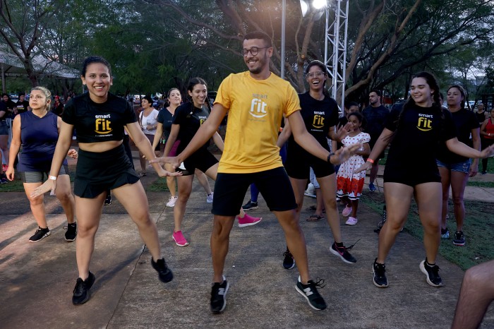 Professor de dança Deiville Daniel com suas alunas durante mega aulão do Palmas +Fitness no Parque dos Povos Indígenas - Fotógrafo:Lia Mara/Secom Palmas