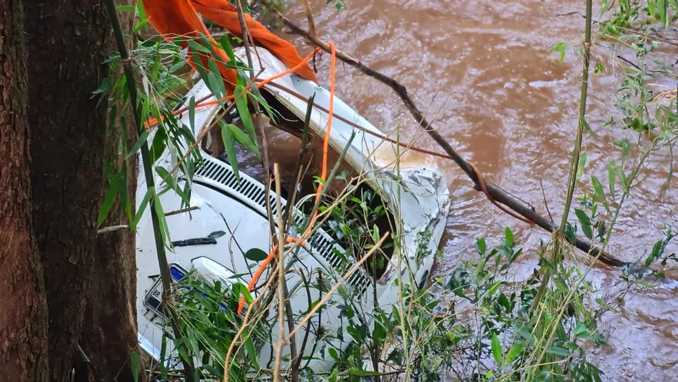 Veículo onde estava família que morreu após acidente em Coqueiros do Sul — Foto: Gunther Scholer/RBS TV