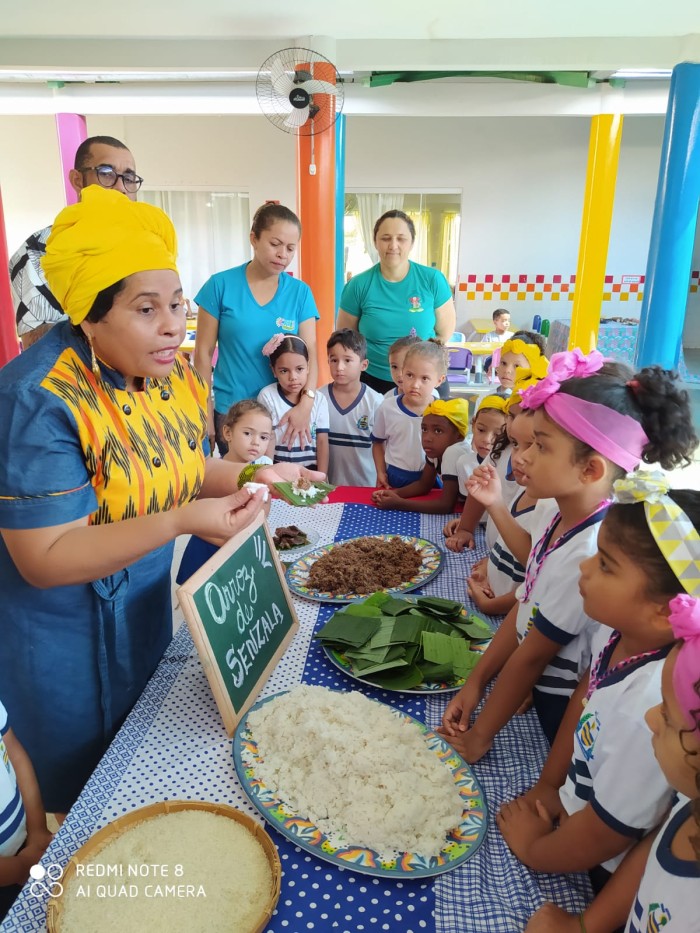 Chef Rut Almeida elaborou junto com as crianças do Cmei Irmã Maria Custódia de Jesus o arroz de senzala - Fotógrafo:Divulgação