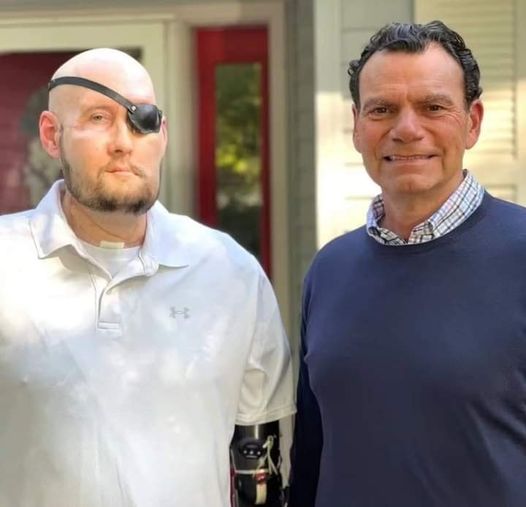 Aaron James, 46, com o cirurgião Eduardo Rodriguez, que realizou seu transplante de olho total e parcial de face NYU Langone Health