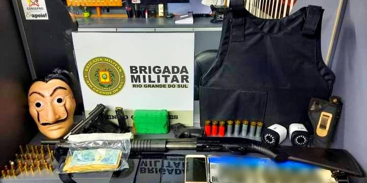 Colete balístico, máscara, celulares, câmeras, placa automotiva, maconha e dinheiro foram também recolhidos | Foto: BM / Divulgação / CP