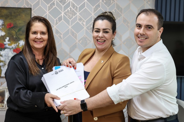 Prefeita Cinthia (C) ao lado dos secretários do Planejamento, Mila Jaber, e da Casa Civil, Gustavo Bottós - Fotógrafo:Lia Mara/Secom Palmas