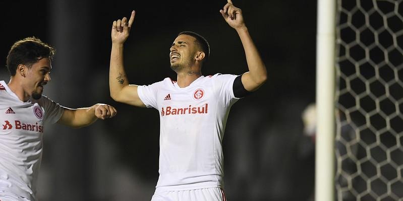 Thiago Galhardo marcou de pênalti na noite desta quinta-feira, em Salvador | Foto: Ricardo Duarte / Inter / Divulgação / CP