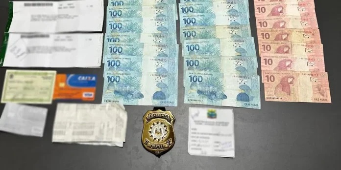 Pertences furtados e valor em dinheiro sacado pelas criminosos foram devolvidos à vítima após atuação da Polícia Civil | Foto: Polícia Civil / Divulgação / CP