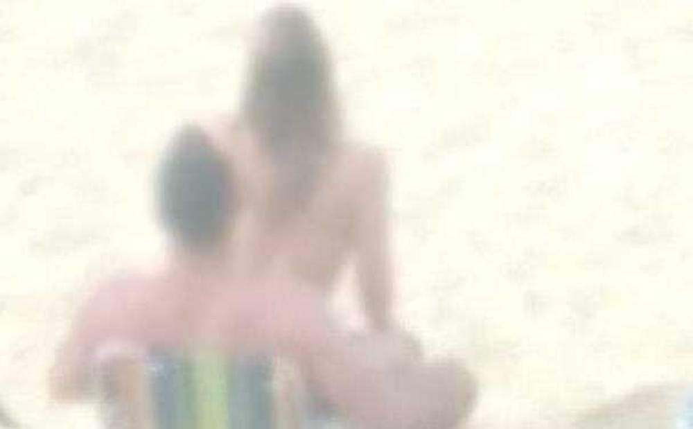Casal foi advertido por guardas em praia de SC após cerna de sexo — Foto: Reprodução