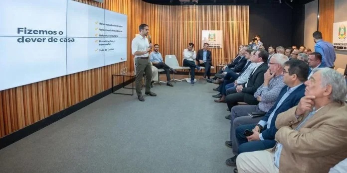 Antes da coletiva, governador se reuniu com presidentes das entidades empresariais | Foto: Mauricio Tonetto / Secom / CP