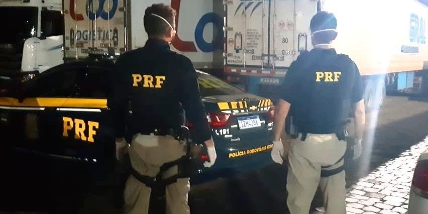 Policiais rodoviários federais usaram máscaras e luvas para evitarem contato com os dois pacientes | Foto: PRF/ CP
