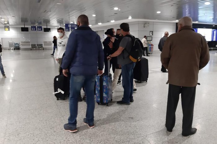 De boné, ao centro da imagem, Sorrentino recebe o abraço de familiares Ramon Nunes / Agencia RBS