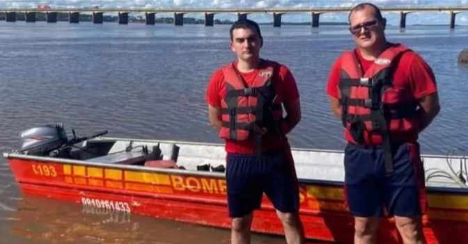 Os dois bombeiros que atuaram no resgate do corpo do pescador no rio Uruguai | Foto: Tenente Ivaldo Jorge / Corporação de Bombeiros / Divulgação / CP