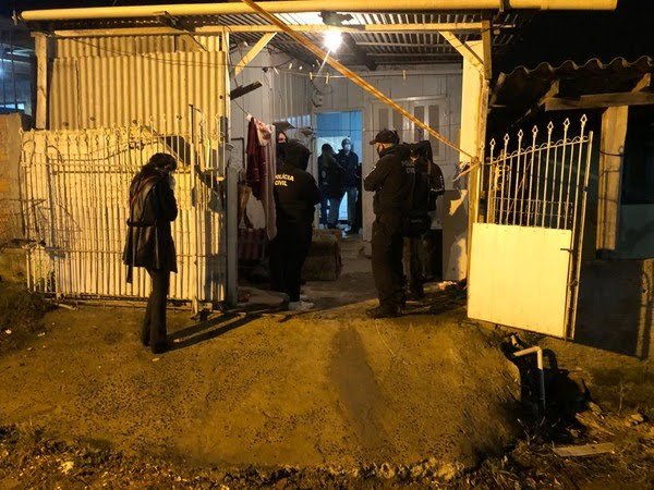 Duas mulheres foram mortes e adolescente ficou gravemente ferida em Porto Alegre — Foto: Jonas Campos/RBS TV