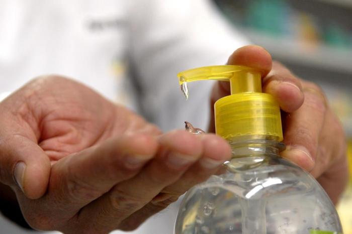 Cinco litros de álcool gel eram vendidos por R$ 300 Germano Rorato / Agencia RBS