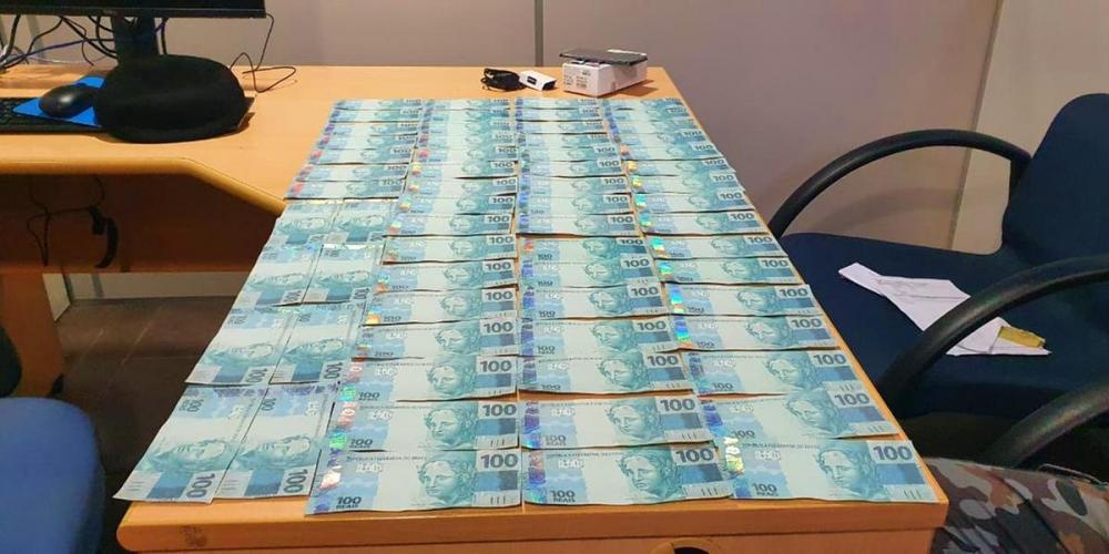 Dupla foi abordada por policiais após comprar uma televisão