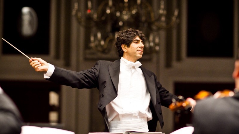 Tiago Flores, que já foi diretor artístico da Ospa, conduz a orquestra no próximo concerto - Foto: Nathan Carvalho/Divulgação