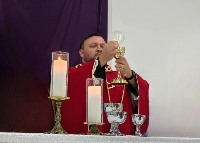 Padre Fabiano Rezendes segura hóstia e Cristo surge (Foto: Divulgação)