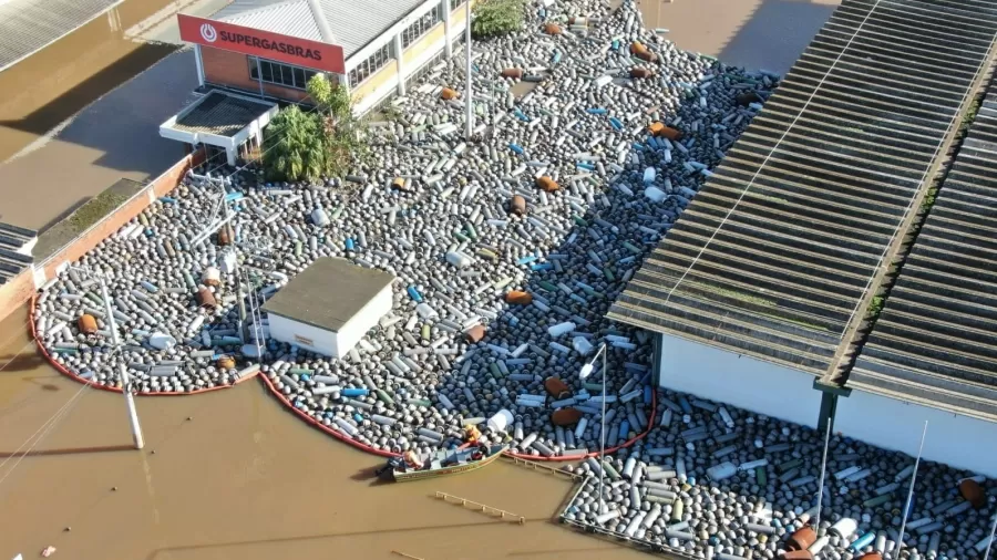 Botijões boiam em Canoas (RS) Imagem: Divulgação