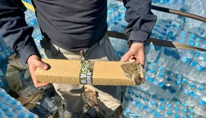 Tabletes de maconha encontrados abaixo de doações para o Rio Grande do Sul Divulgação/Polícia Rodoviária Federal (PRF)