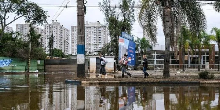 Água começa a baixar no bairro Humaitá, após a instalação de bomba de drenagem | Foto: Pedro Piegas