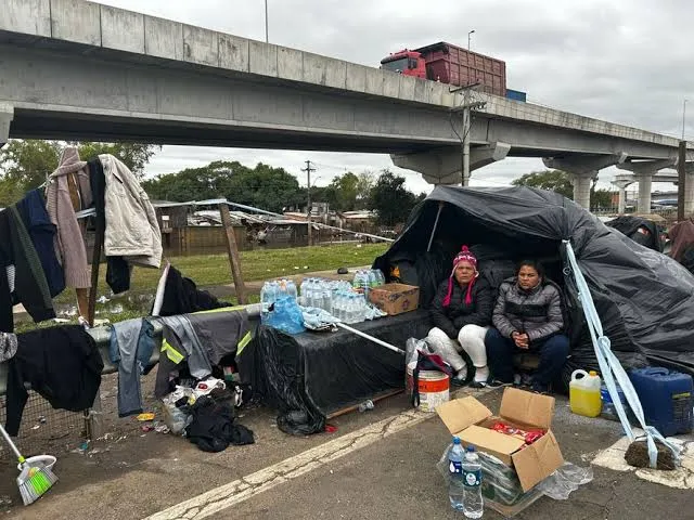 Família vive no acostamento da rodovia BR-290, em Porto Alegre. — Foto: Bruno Teixeira/CBN