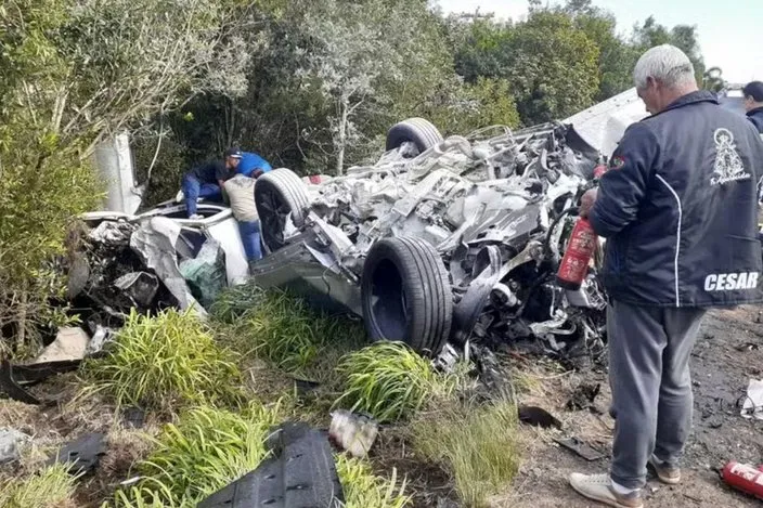 BMW e um Jaguar colidiram frontalmente na altura do km 231 da rodovia. Brigada Militar / Divulgação