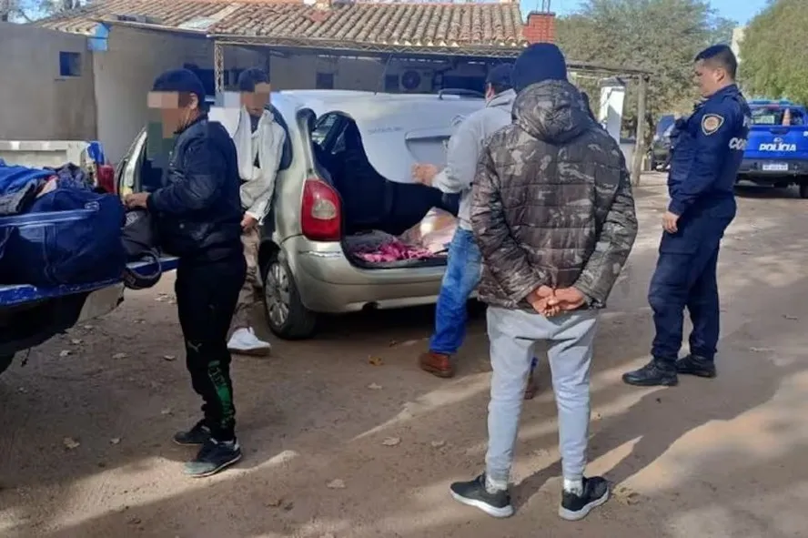 Homem dirige mais de 200 km com filha de 9 anos trancada no porta-malas por 'não ter vaga' nos bancos, na Argentina — Foto: Reprodução