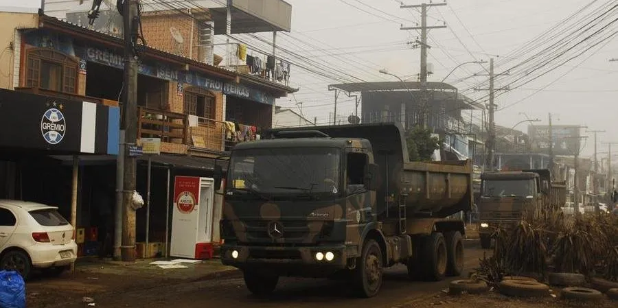 Militares promovem ações de limpeza no entorno da Arena do Grêmio | Foto: Camila Cunha