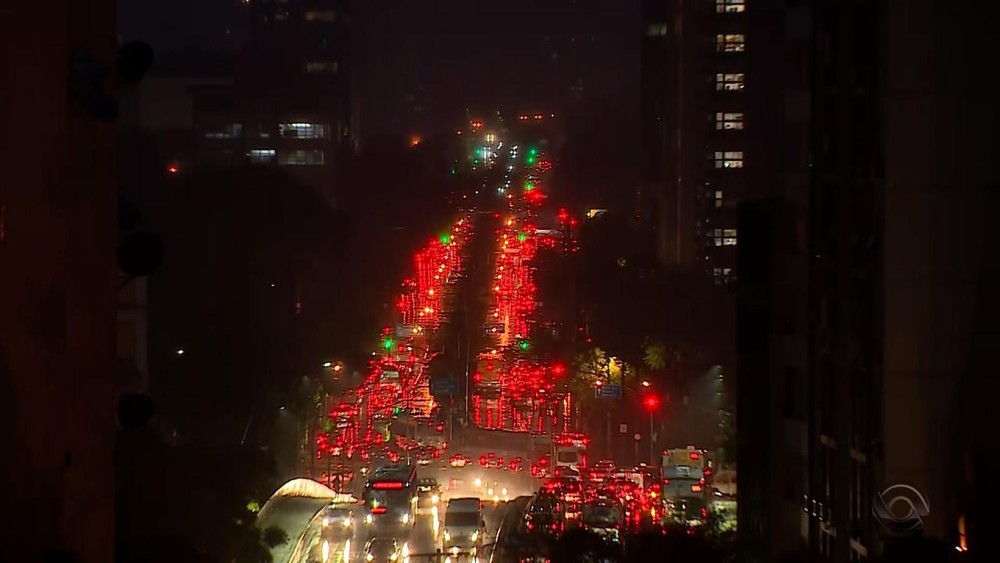 Chuva atingiu Porto Alegre no fim da tarde, com registro de ventos fortes e raios — Foto: Reprodução/RBS TV