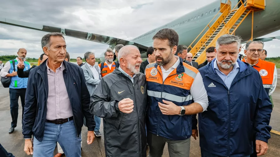 Presidente Lula ao lado do governador do Rio Grande do Sul, Eduardo Leite, em Canoas (RS), após sobrevoo de áreas atingidas por fortes chuvas Imagem: Ricardo Stuckert/PR
