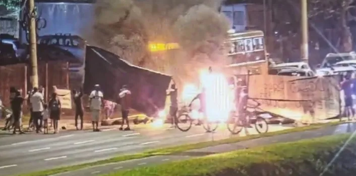 Brigada Militar estima que pouco mais de 100 jovens tomaram conta da avenida por volta das 19h | Foto: Reprodução