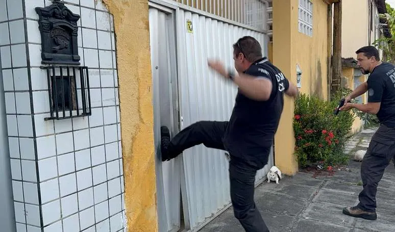 Agentes estiveram na casa de suspeitos, no Ceará Foto: Divulgação/Polícia Civil do Rio Grande do Sul