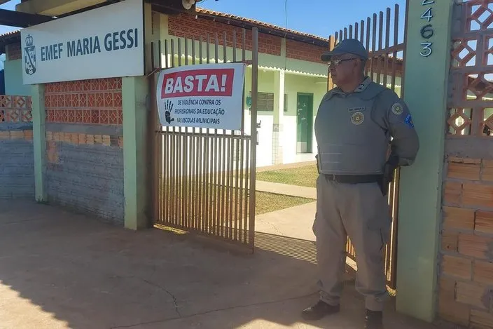 Segurança na escola do bairro Acelino Flores foi reforçada pela Brigada Militar. Eduardo Krais / Agencia RBS