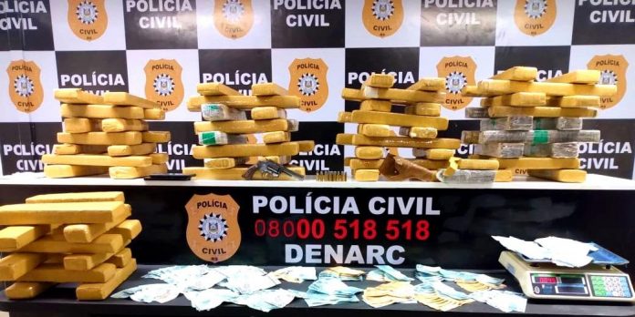 Houve a apreensão de R$ 17 mil em dinheiro, 82 quilos de maconha e um revólver calibre 32. Foto: PC/Divulgação