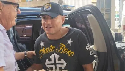 Humorista Carlinhos Mendigo chega à delegacia Reprodução