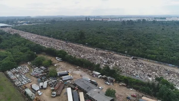 Lixo se estende por mais de 1 km e alcança 6 metros de altura em Canoas — Foto: Reprodução/RBS TV